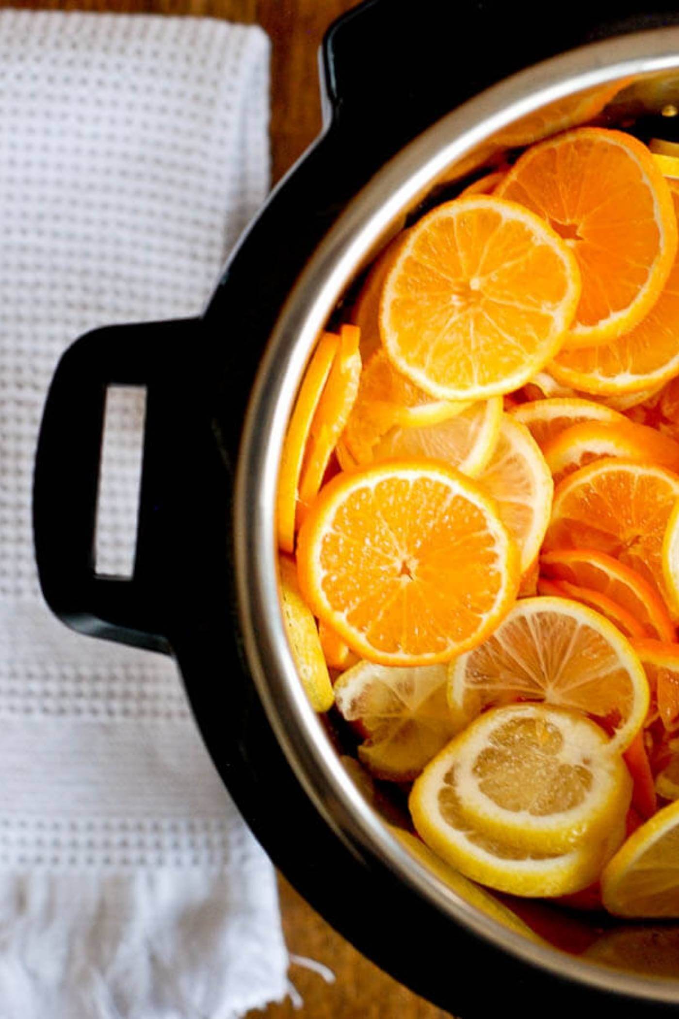 instant pot with oranges and lemon slices.