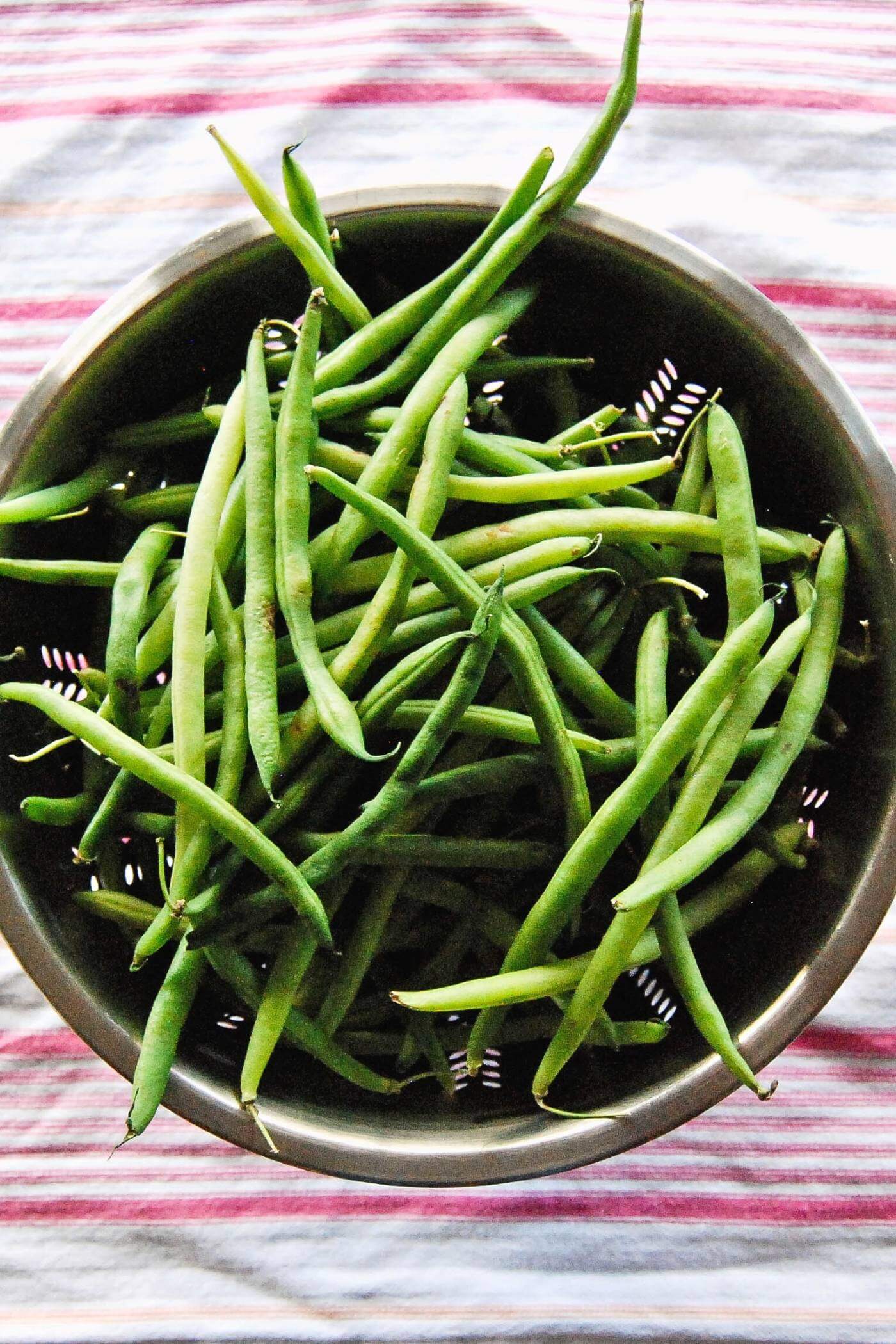fresh green beans in colander.