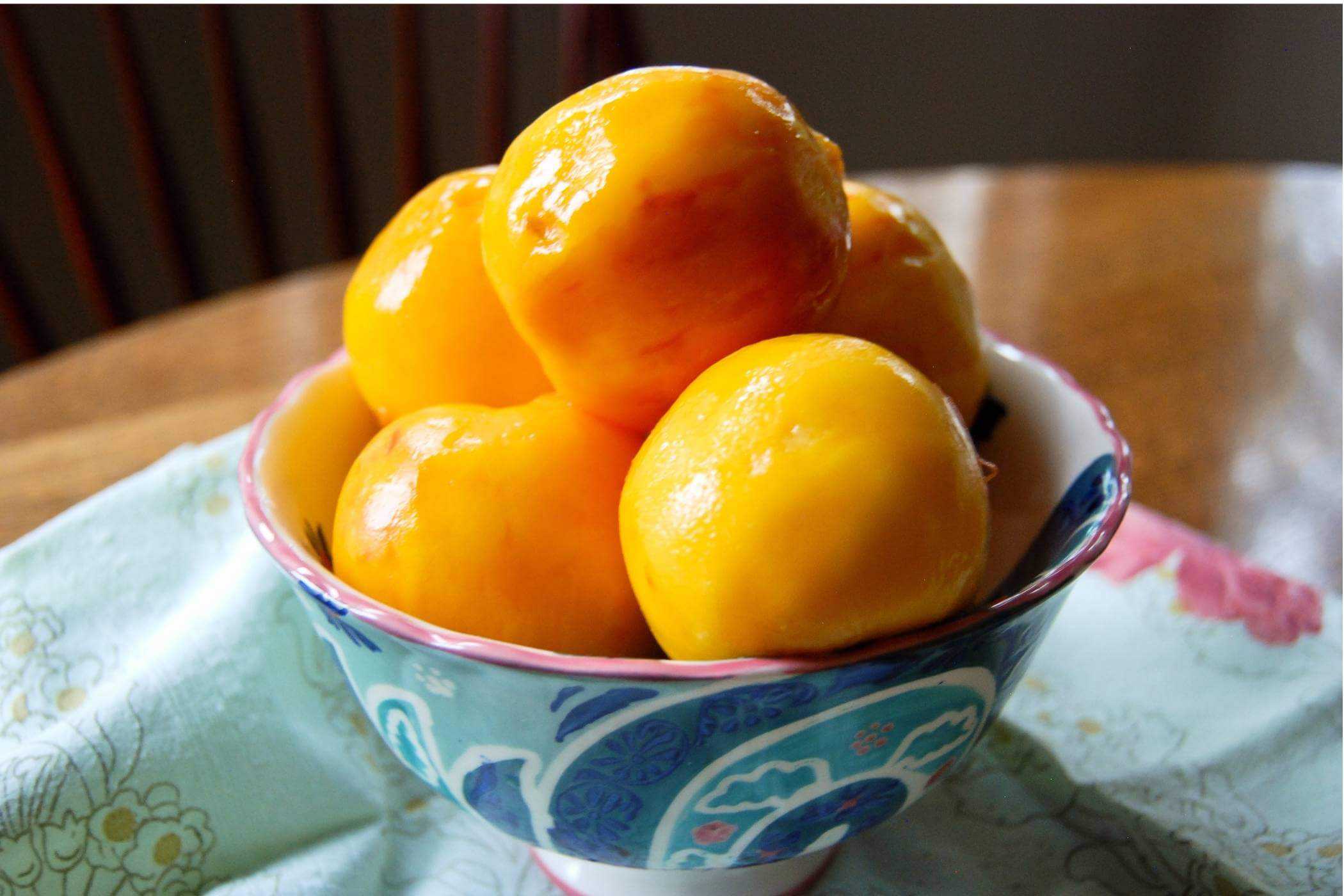 peeled peaches in bowl.