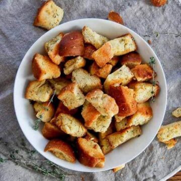 garlic parmesan croutons in bowl