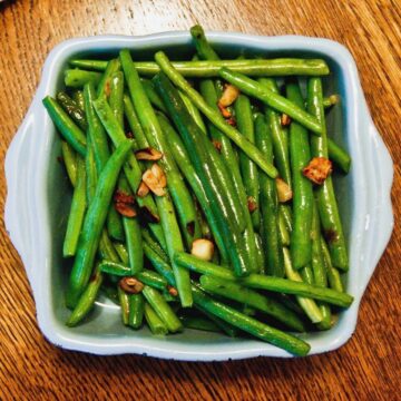 garlic green beans in serving bowl.