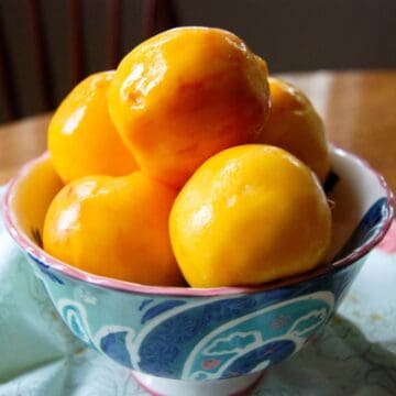 peeled peaches in bowl.