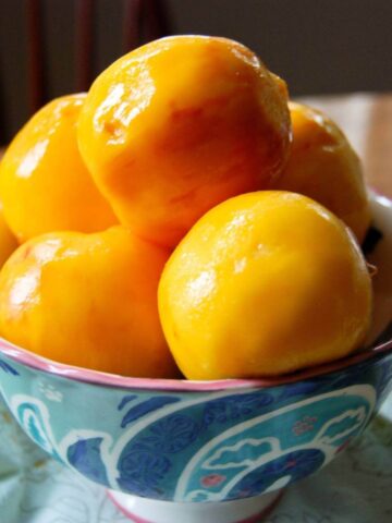 peeled peaches in bowl.