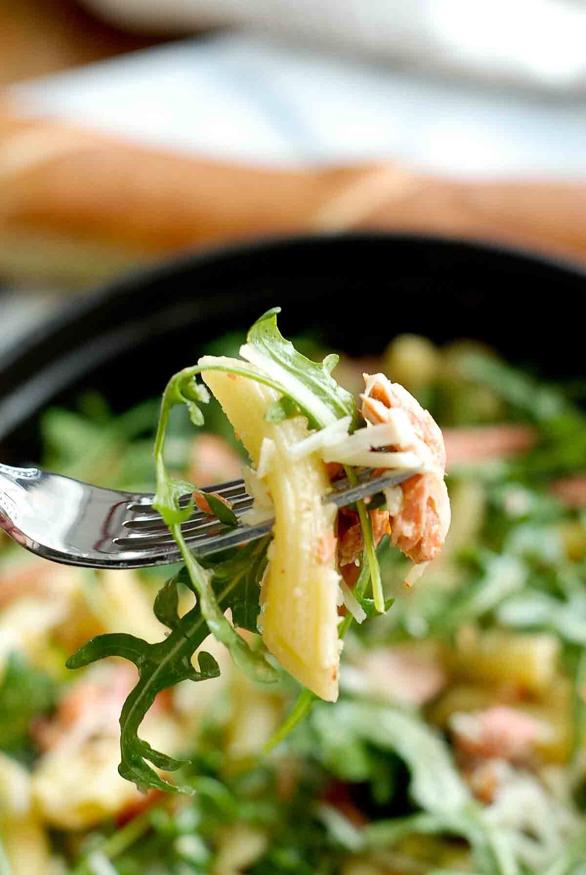 1 bite of lemon garlic salmon pasta on fork.