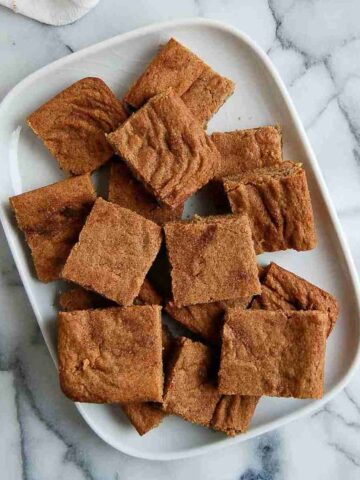 snickerdoodle cookie bars on plate.