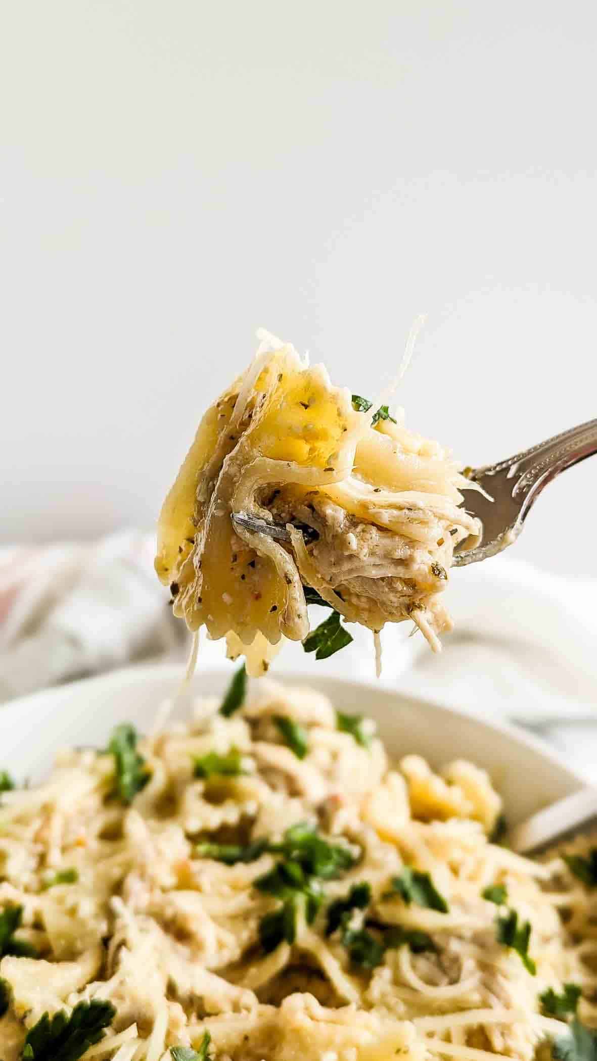 forkful of garlic parmesan chicken pasta.