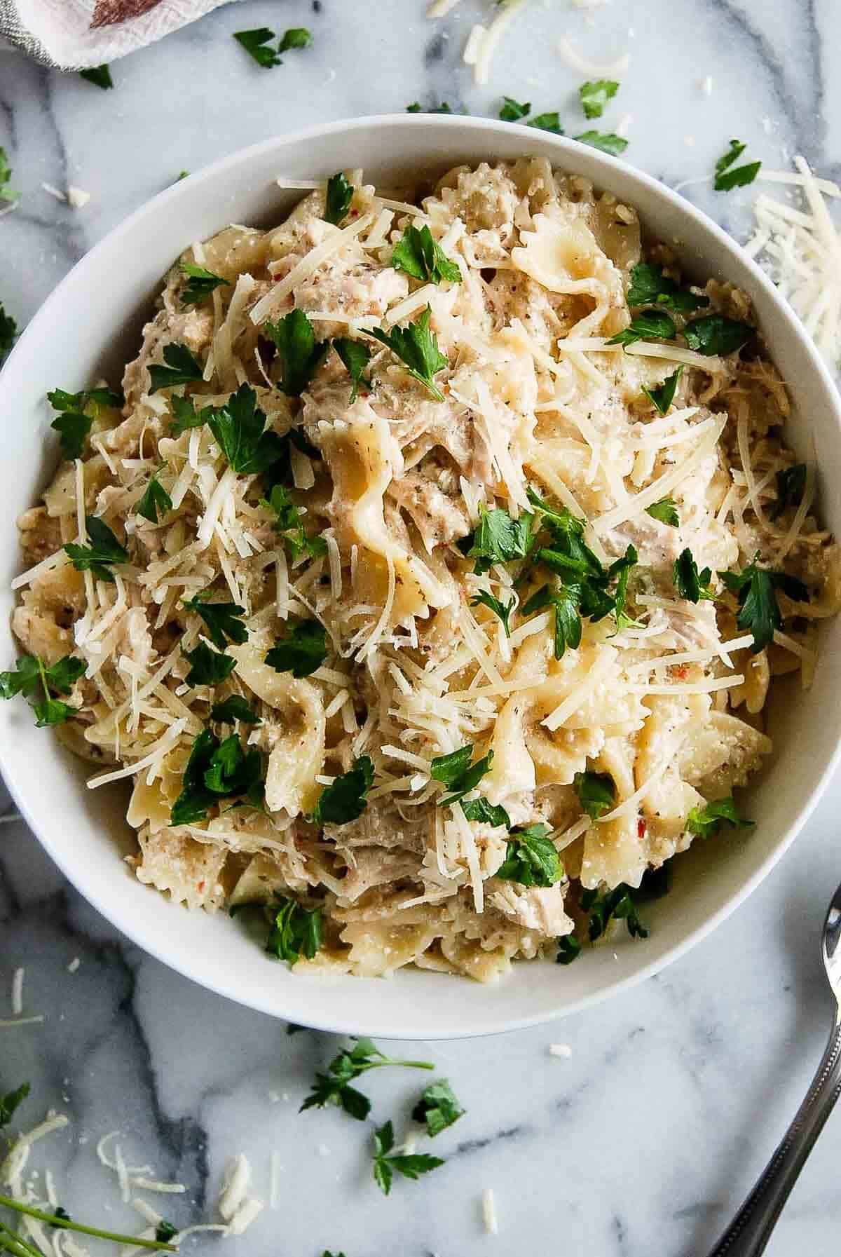 closeup of serving bowl with garlic parmesan chicken pasta.