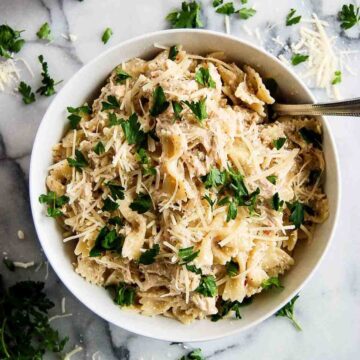 closeup of buffalo wild wings garlic parmesan chicken pasta in serving bowl.