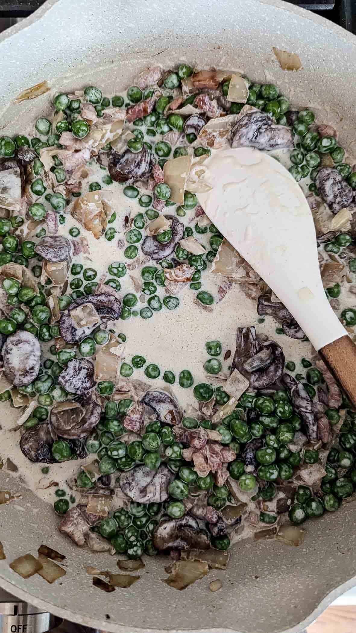 cream sauce with mushroom, onions, peas and pancetta.