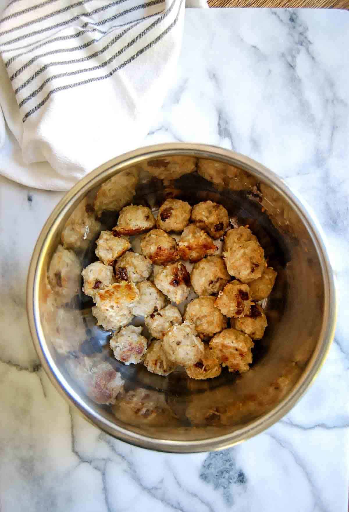 cooked chicken meatball sin slow cooker pot.